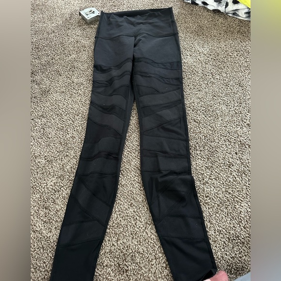 Lululemon Wunder Under Pant Size 6 - MESH - Picture 1 of 2